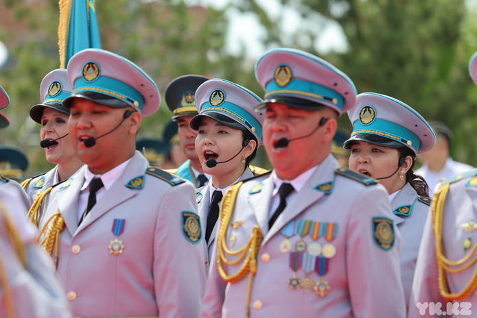 В Усть-Каменогорске к памятнику Первого министра обороны возложили цветы